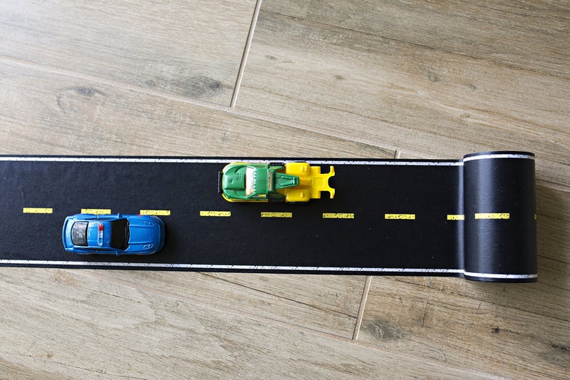 Car Tape شريط السيارة طويل للغاية وواسع! مسار شريط طريق السيارة مقاس 3.5 سم × 50 قدم للأطفال، إكسسوار رائع للسيارات المصبوبة ومجموعات القطارات. ملصق بشارع مطبوع للعب على الأرضيات. - Image 3